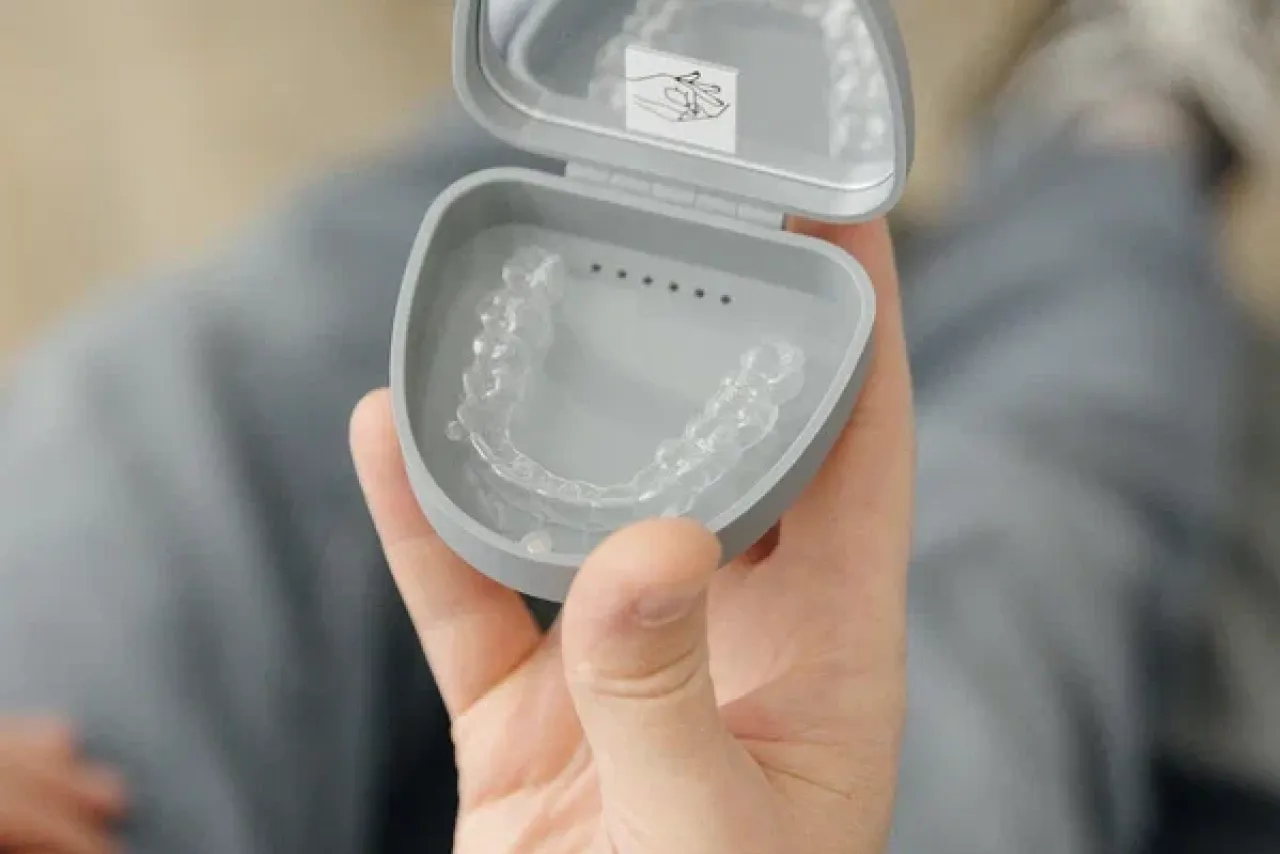 Этапы установки элайнеров в клинике Дентаграфия